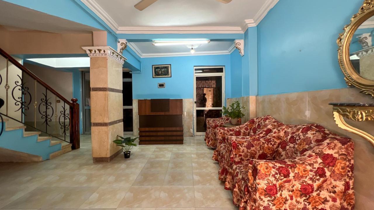 Pyramids Road Guest House Cozy Rooms And Rooftop Breakfast With The Pyramids View Nazlet el-Sîsi Exterior foto