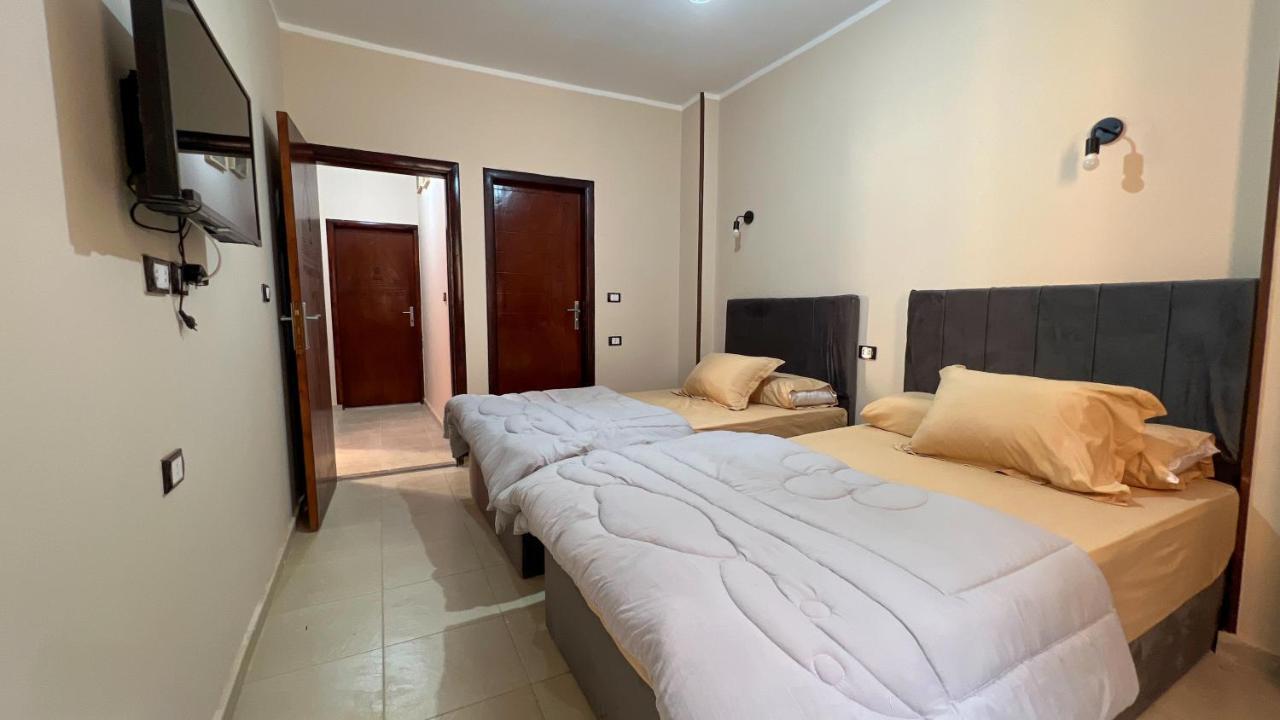 Pyramids Road Guest House Cozy Rooms And Rooftop Breakfast With The Pyramids View Nazlet el-Sîsi Exterior foto