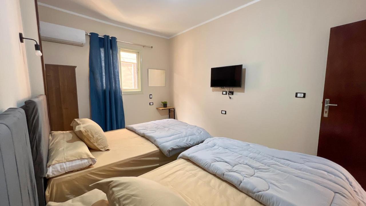 Pyramids Road Guest House Cozy Rooms And Rooftop Breakfast With The Pyramids View Nazlet el-Sîsi Exterior foto
