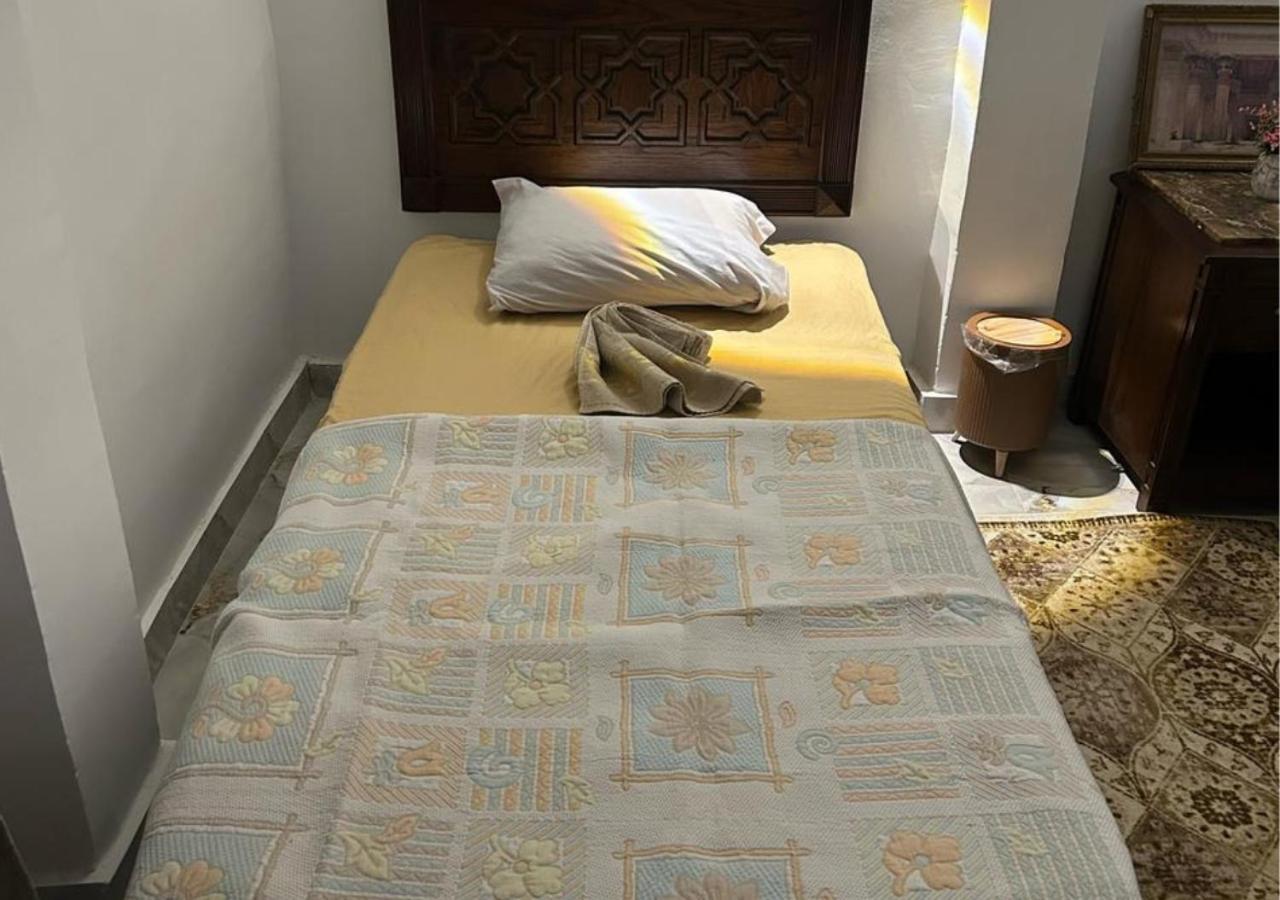 Pyramids Road Guest House Cozy Rooms And Rooftop Breakfast With The Pyramids View Nazlet el-Sîsi Exterior foto
