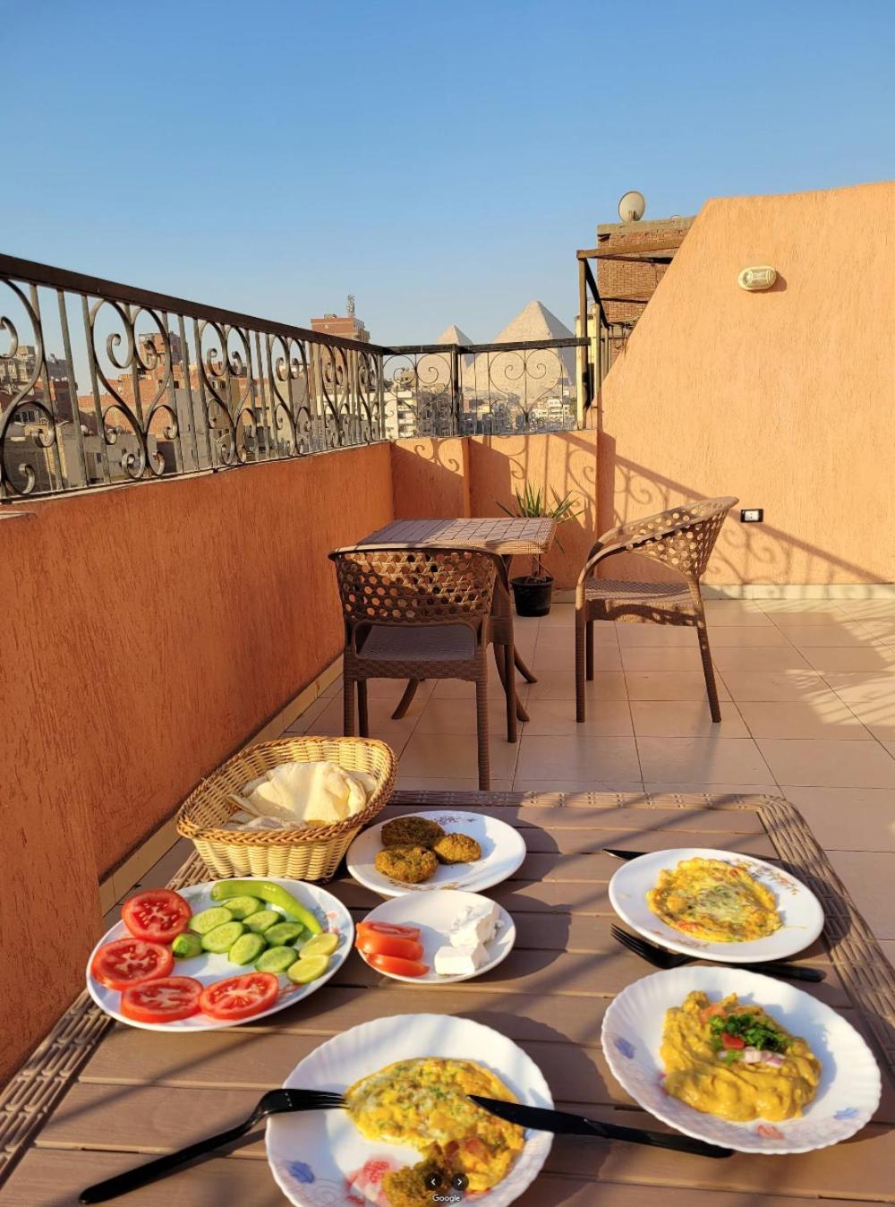 Pyramids Road Guest House Cozy Rooms And Rooftop Breakfast With The Pyramids View Nazlet el-Sîsi Exterior foto